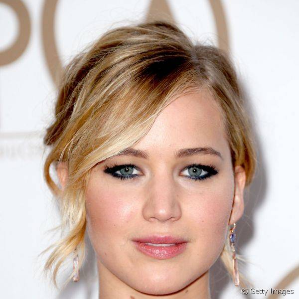 Boca natural e olhos marcados é o segredo de Jennifer Lawrence